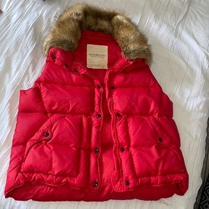 Woman’s: Ralph Lauren Red Puffer Vest w/ Faux Fur neck trimming Size: XL